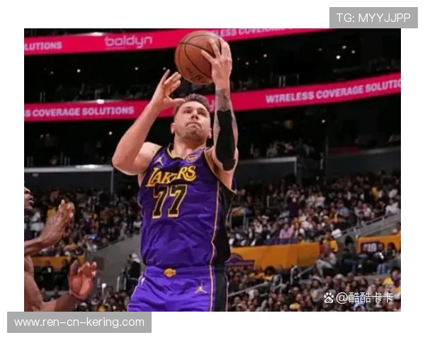 东契奇背身一步甩开防守,独行侠主场稳住局面